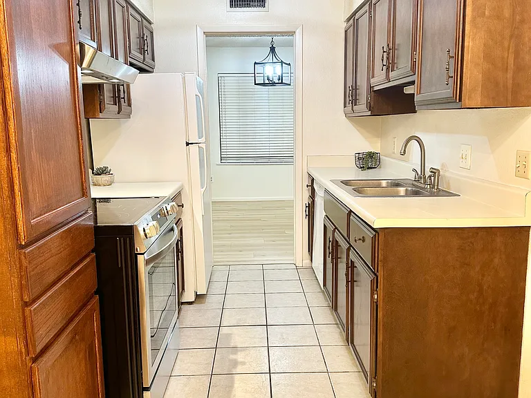 2305 N Grand Ave #B — Photo 4