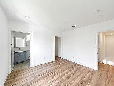 1235 1/2 W 39th Pl — Photo 6