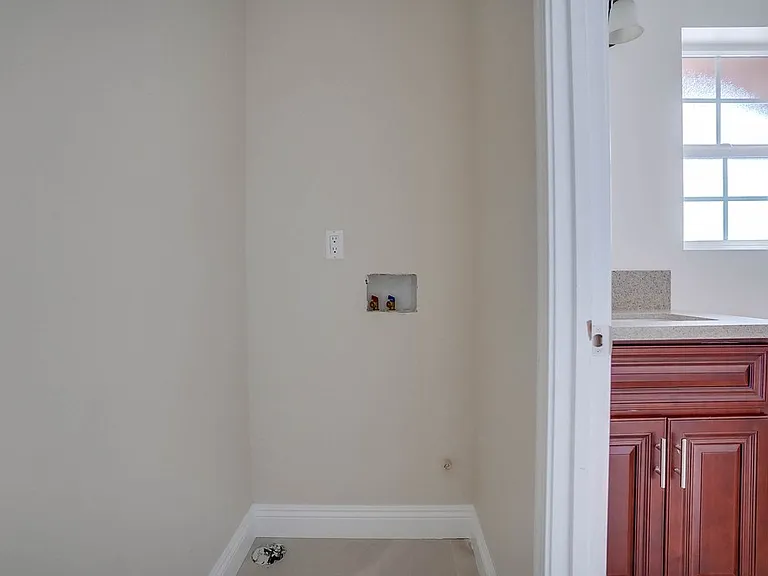 501 E 99th St #10 — Photo 9