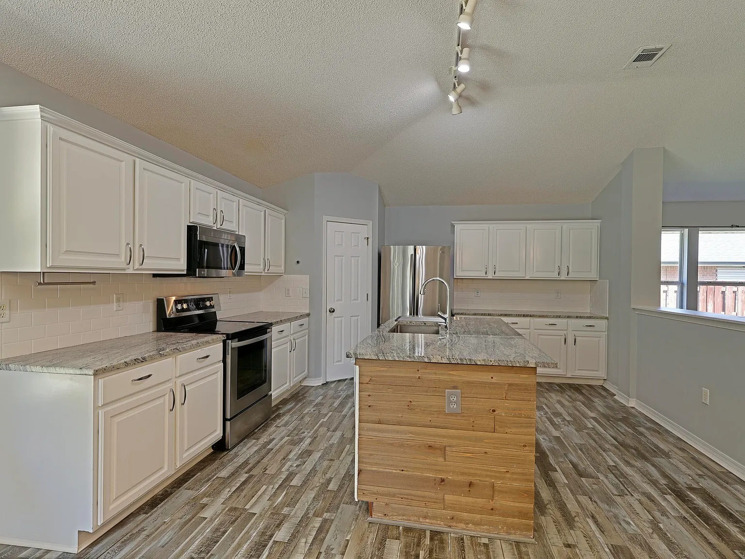 4 bed, 2.0 bath, 2128 sqft, $2,400 — Photo 2