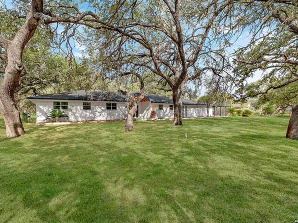 109 Live Oak Dr, Pleasanton, TX 78064