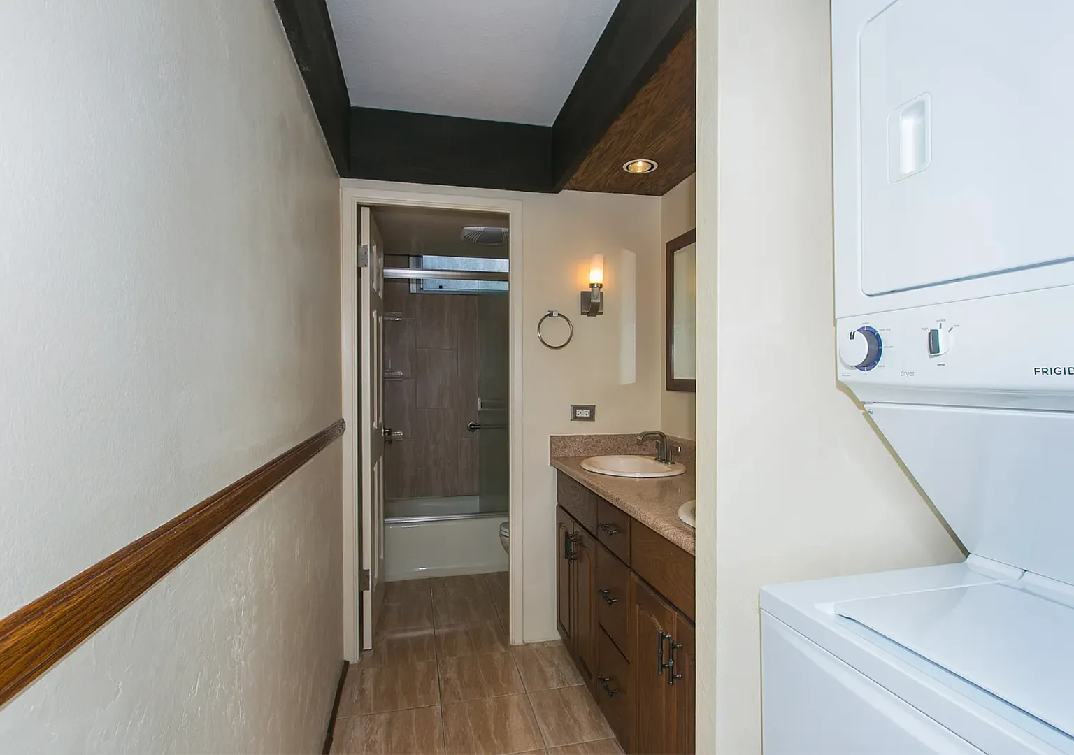 Pristine 2 bedrooms, 1 bath, former "model" corner/end unit with 2 parking stalls! — Photo 3