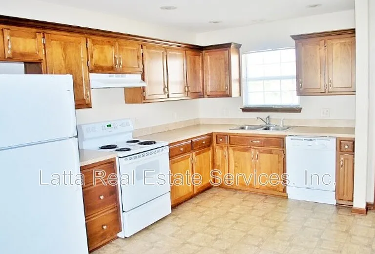 1031 NW Willow Dr — Photo 6