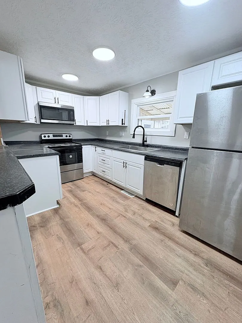 Newly Renovated 4 Bed, 1.5 Bath with 2 Bonus Rooms! — Photo 3