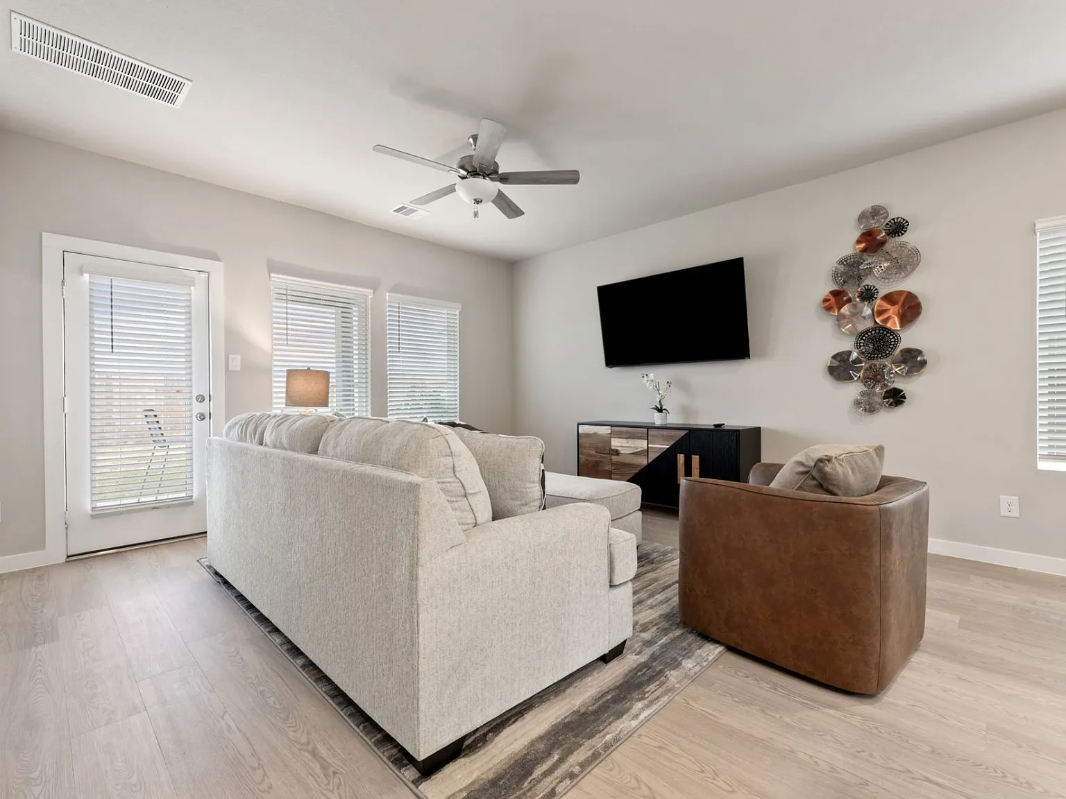 4 bed, $4,000 — Photo 4