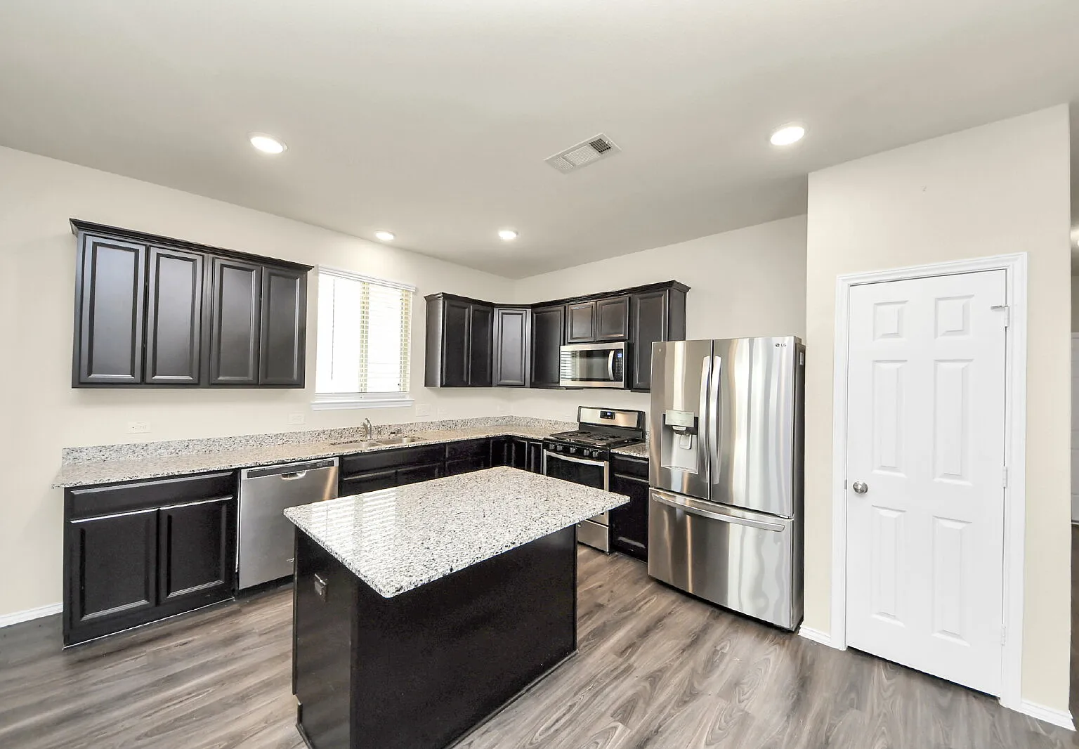 4 bed, 3.0 bath, 1924 sqft, $2,000 — Photo 4