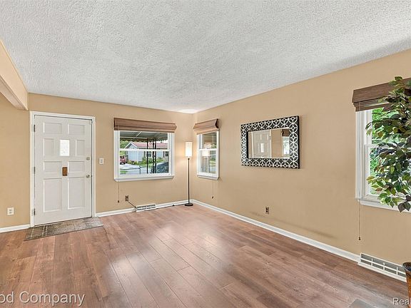 4th image of 137 W Longfellow Ave