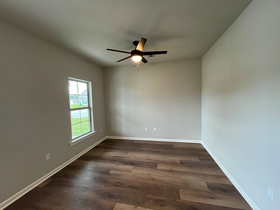3rd image of 129 Benjamin Dr