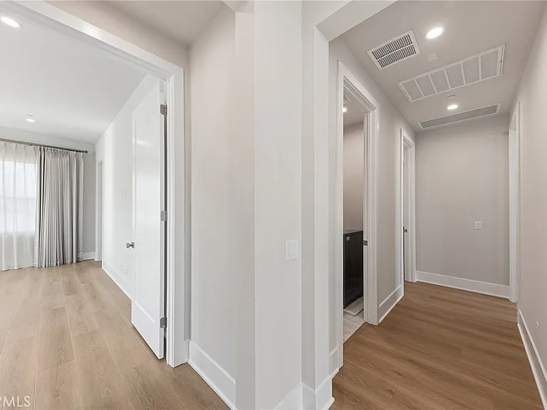 207 Alora — Photo 36