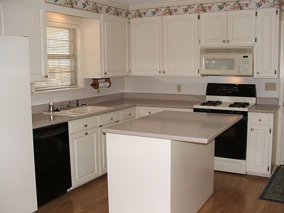 Roomy kitchen w/movable island