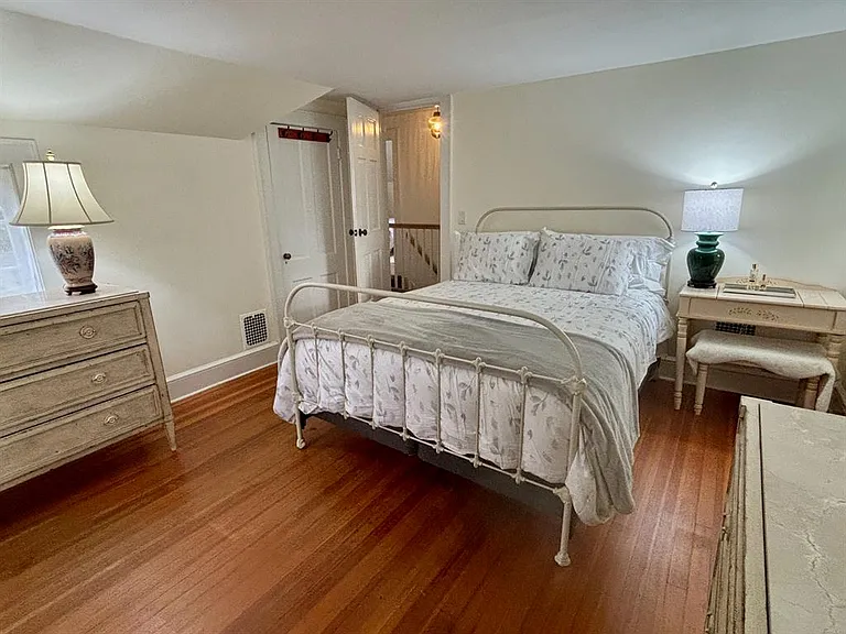 63 Kings Hwy N — Photo 10