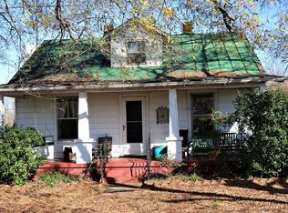 1049 E Gretna Rd, Gretna, VA 24557