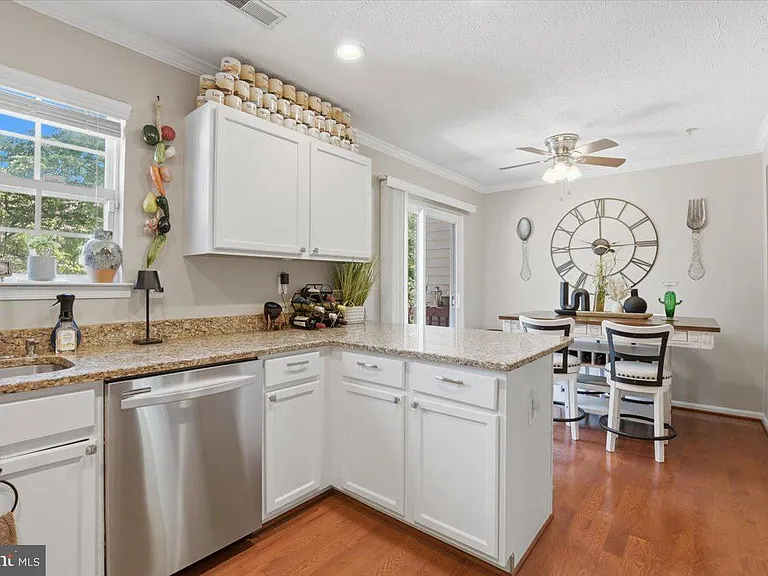 9944 Royal Commerce Pl — Photo 13