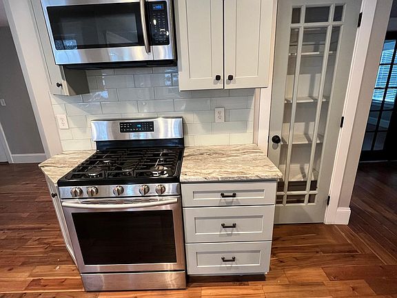 4th image of 82 Essex St Floor 1