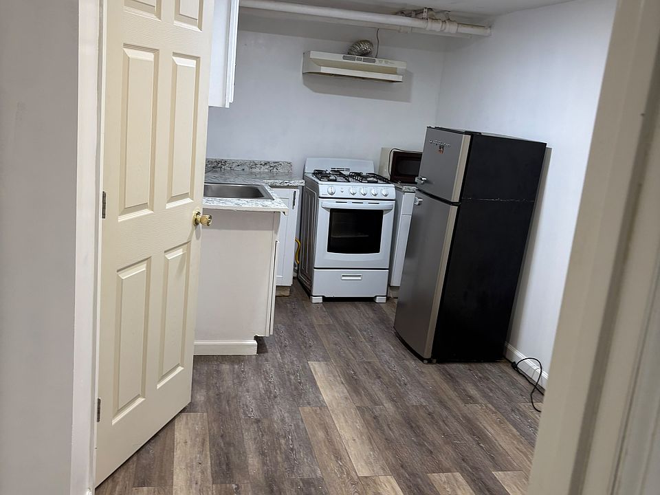 2nd image of 2432A Fairview Ave #1