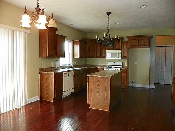 3rd image of 206 Woodcrest Ct