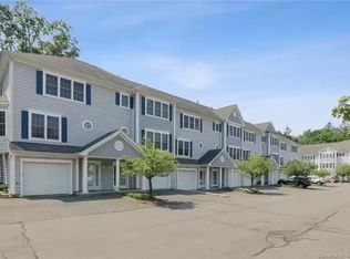 22 Songbird Ln, Farmington, CT 06032