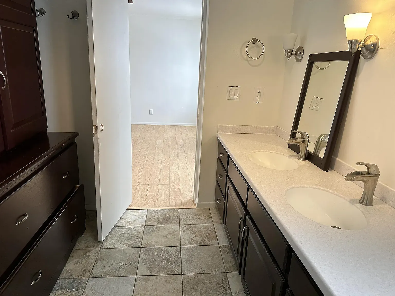 205 Holland Lane - Upstairs — Photo 4
