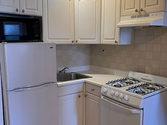 3rd image of 426 W 48th St #5RE