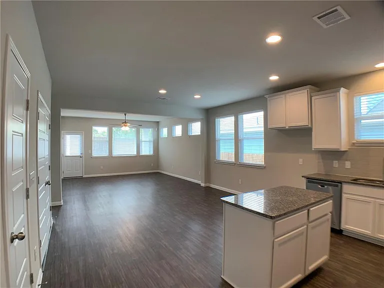 237 Michaelis Dr — Photo 4