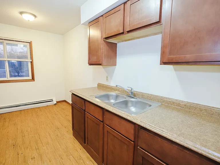 Colonial Apartments — Photo 22