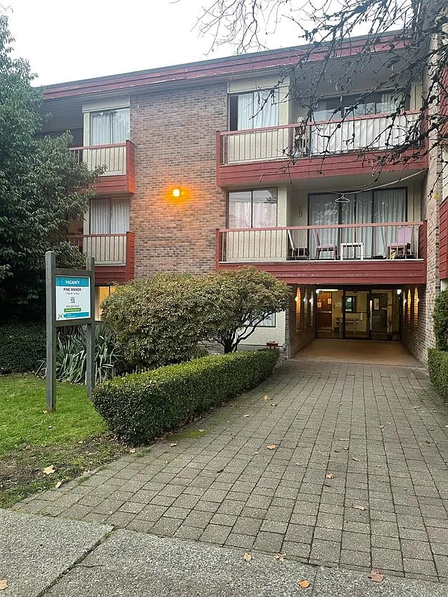 Pine Manor — Photo 3