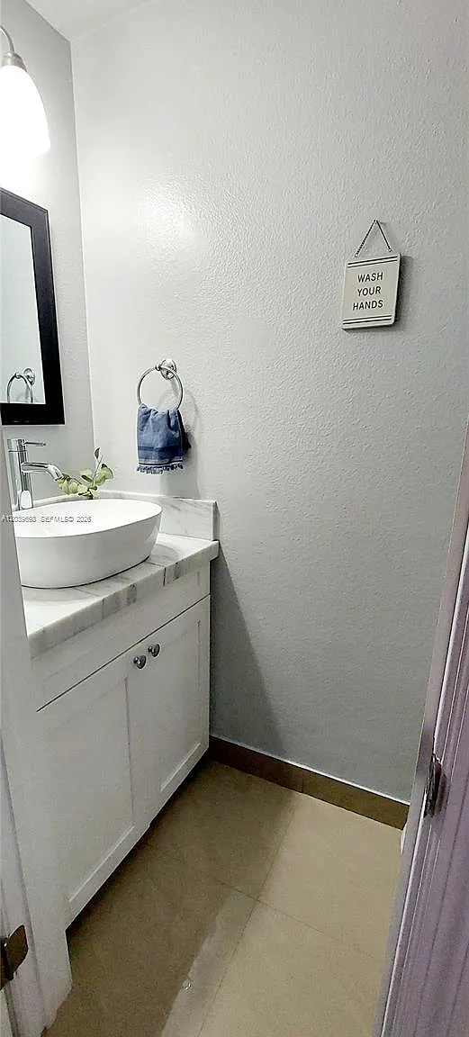 2 bed, 2.0 bath, 1134 sqft, $2,700 — Photo 2