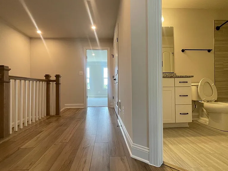 4006 Varick St — Photo 15