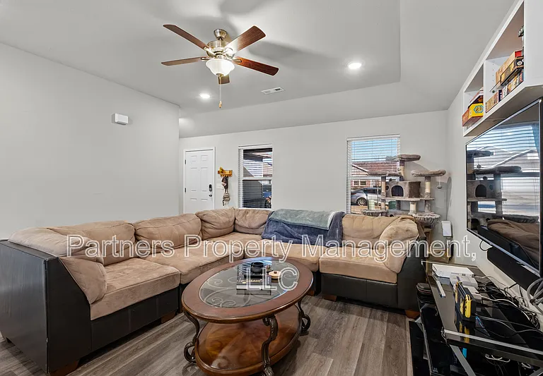 1121 E Sparrow Cir — Photo 4
