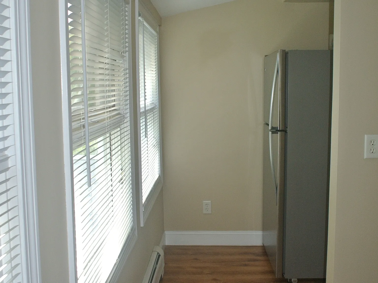 3 bed, 2.0 bath, 1003 sqft, $2,700 — Photo 4