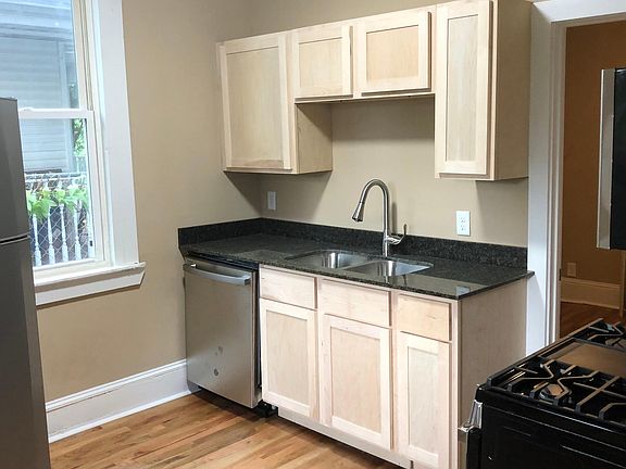 5th image of 670 Desoto St