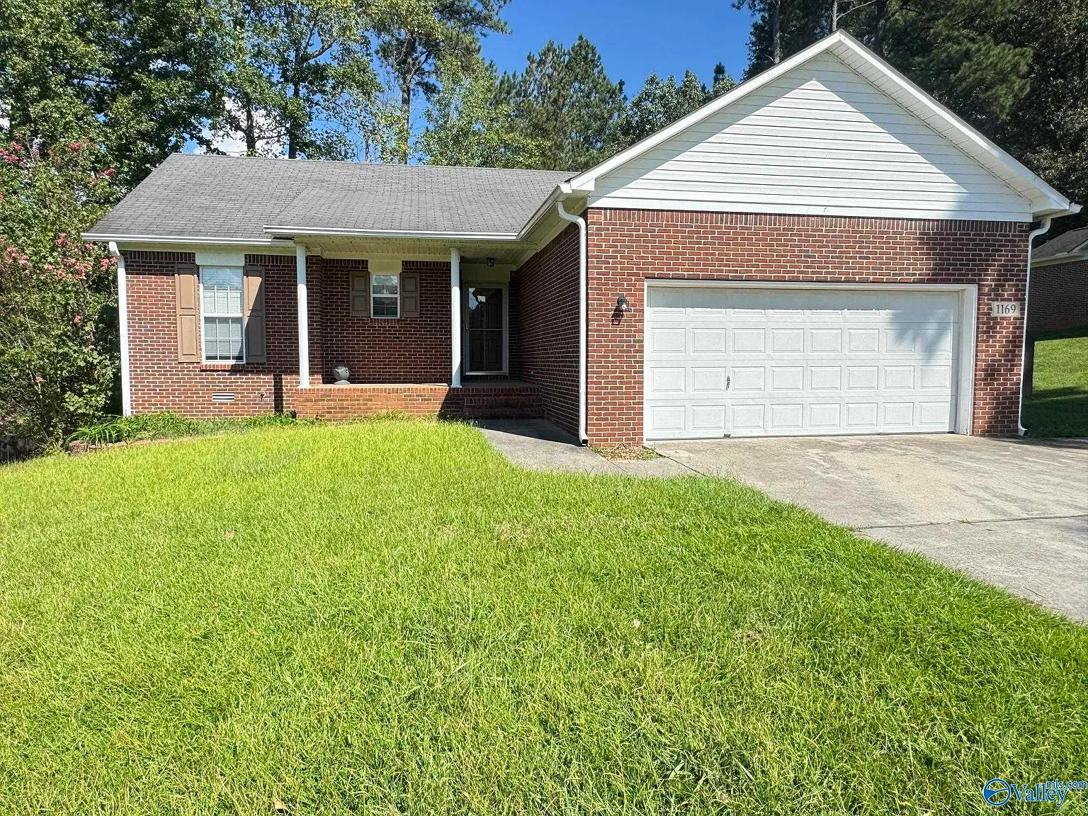 3 bed, 2.0 bath, 1327 sqft, $1,595 — Photo 1