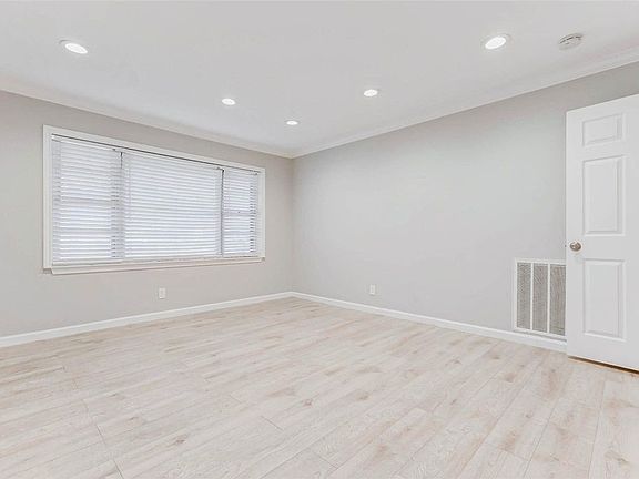 5th image of 5037 W 43rd St