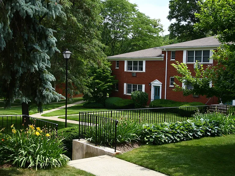 Center Grove Village — Photo 16