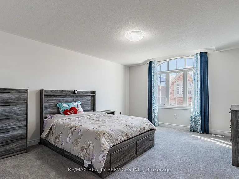 17 Overstone Rd E — Photo 12