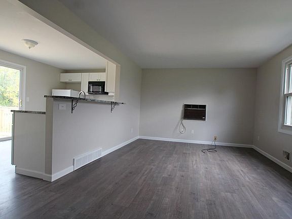 2nd image of 22 Rolling Meadow Dr N