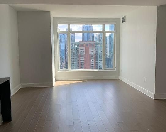 5th image of 502 E Illinois St #3204