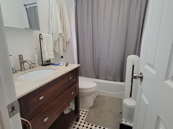 2nd image of 613 1/2 W Arlington Pl APT 1