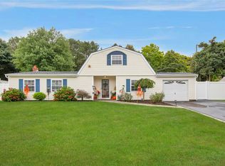 4 All Points Dr, Holbrook, NY 11741