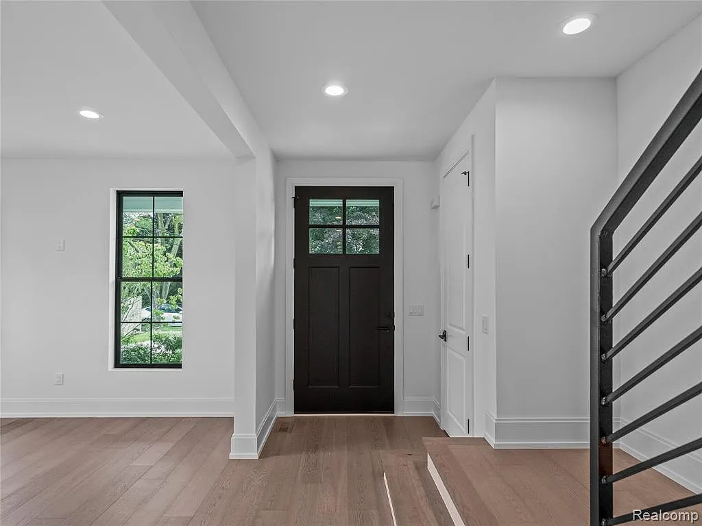 3 bed, 2.5 bath, 2800 sqft, $10,000 — Photo 4