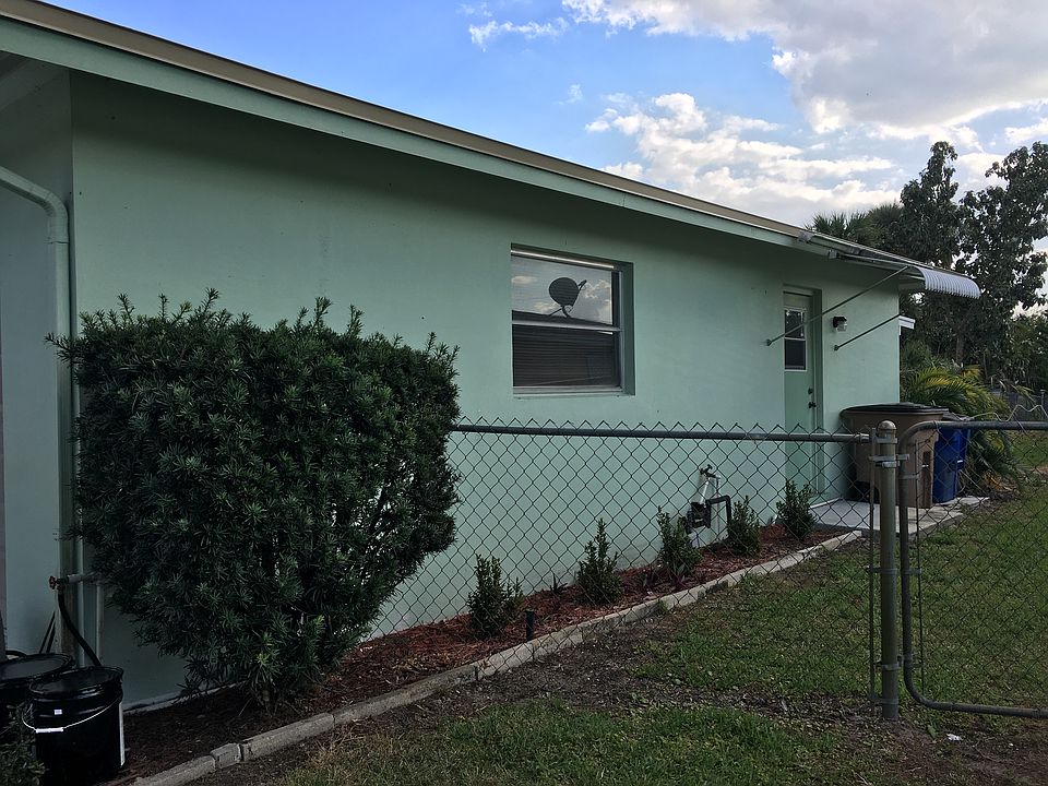 1st image of 118 E Lake Dr