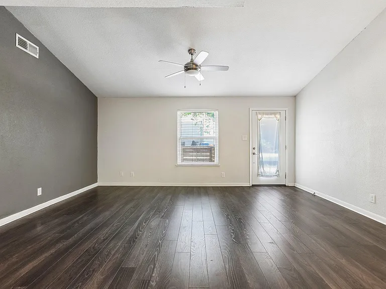 4523 Avenue H #B — Photo 11