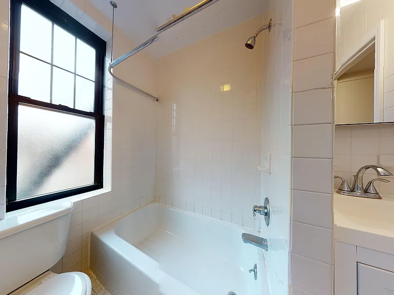 240 Waverly Pl #56 — Photo 12
