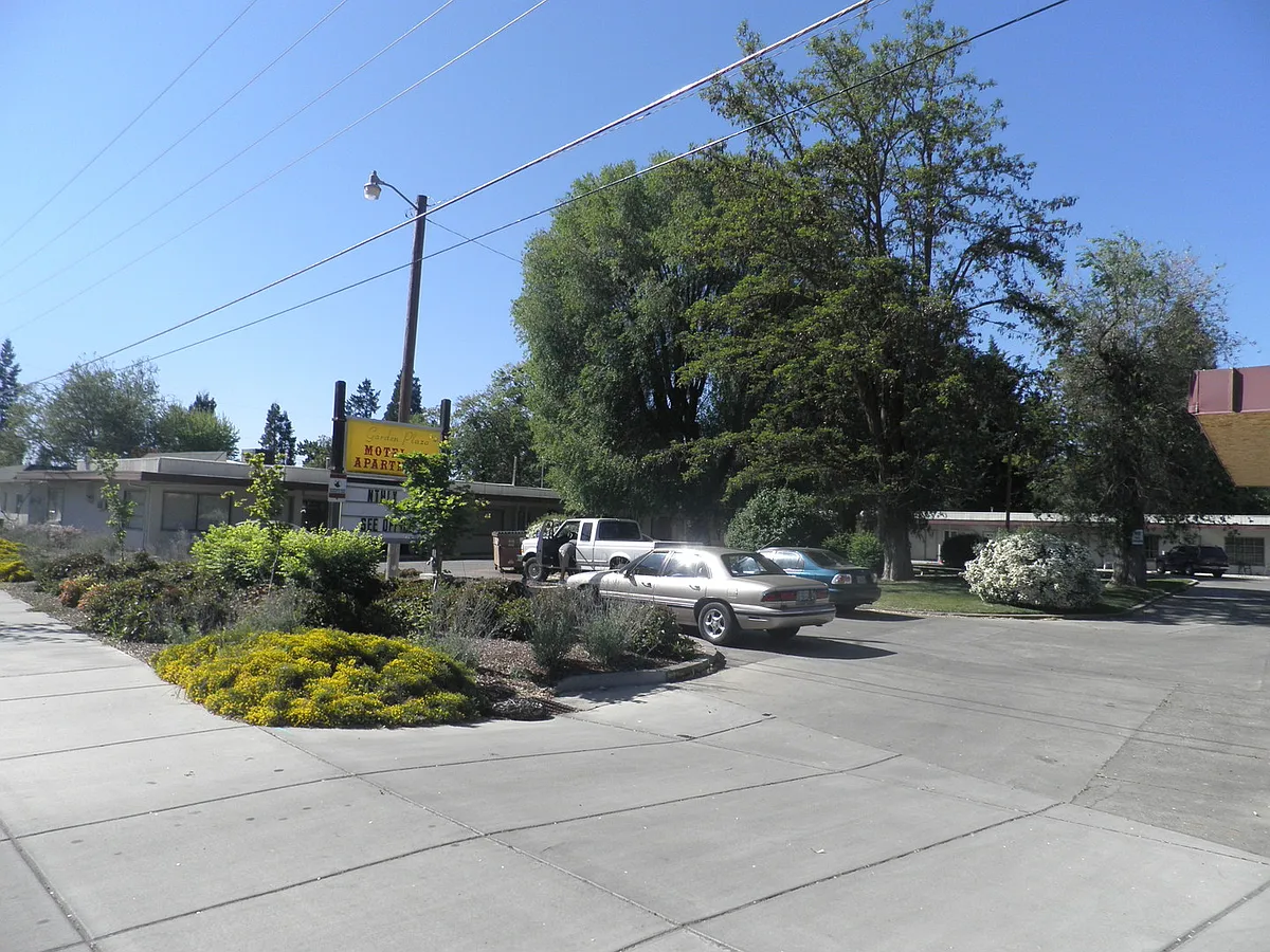 Building Photo - 1400 Rogue River Hwy
