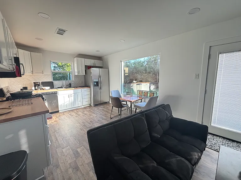 918 W 2nd St — Photo 3