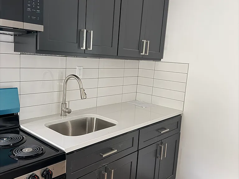 124 W College St #7 — Photo 8