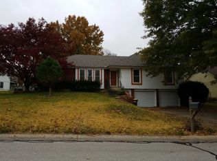 10107 NW Mirror Lake Dr, Parkville, MO 64152
