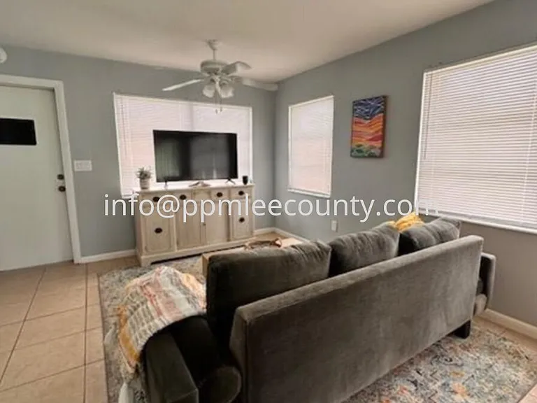 620 SE 47th St #2 — Photo 5