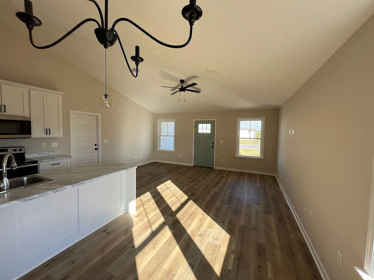 3 Bed 2 Bath — Photo 2