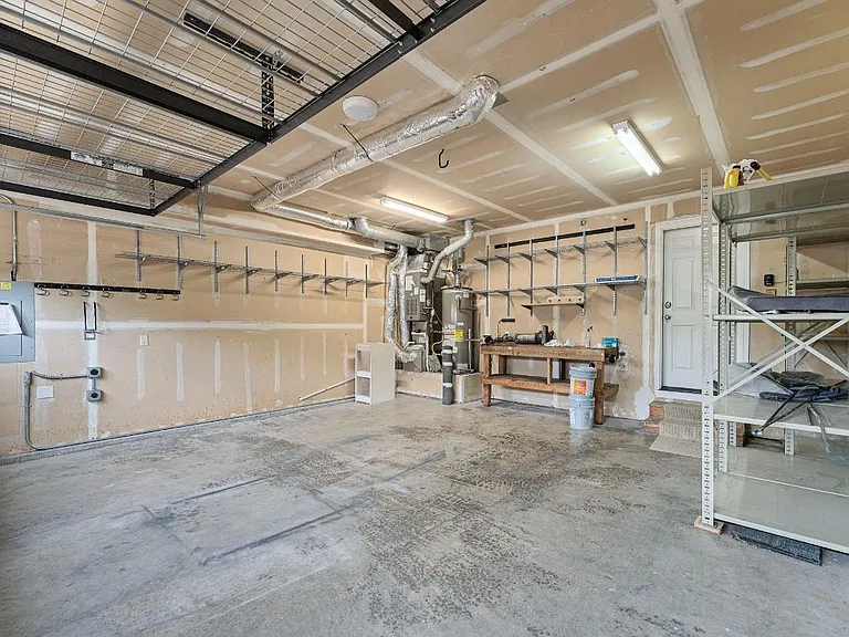 2429 Tolmie Ave — Photo 16